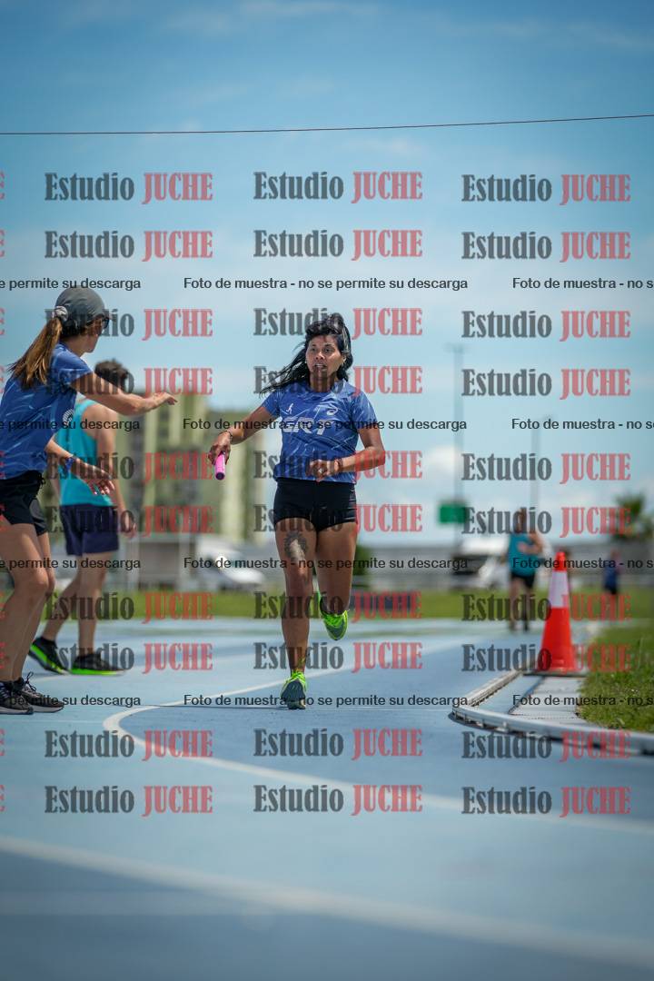 Fotos durante el transcurso de los relevos 20' para running teams - serie 1