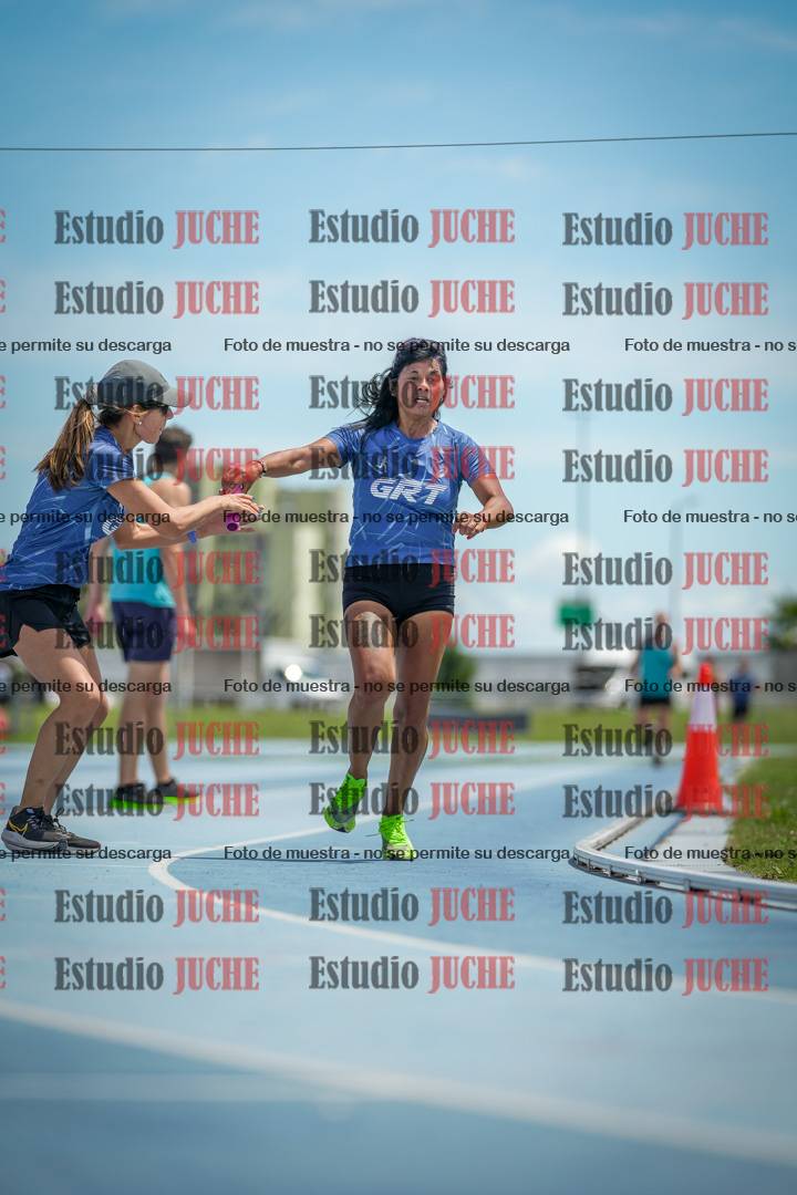 Fotos durante el transcurso de los relevos 20' para running teams - serie 1