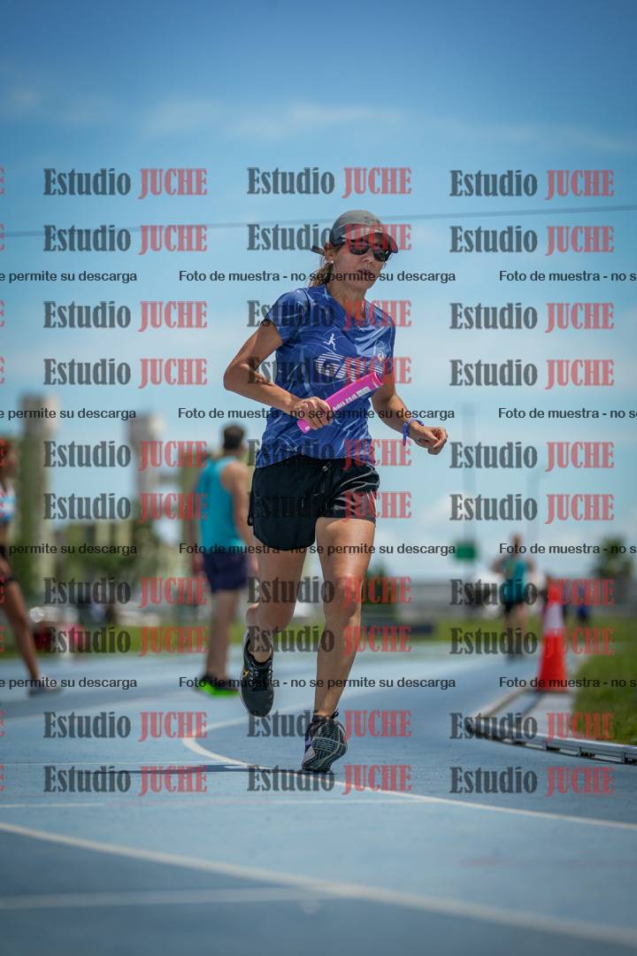 Fotos durante el transcurso de los relevos 20' para running teams - serie 1