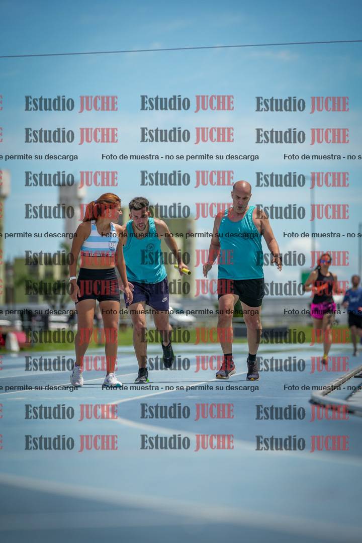 Fotos durante el transcurso de los relevos 20' para running teams - serie 1