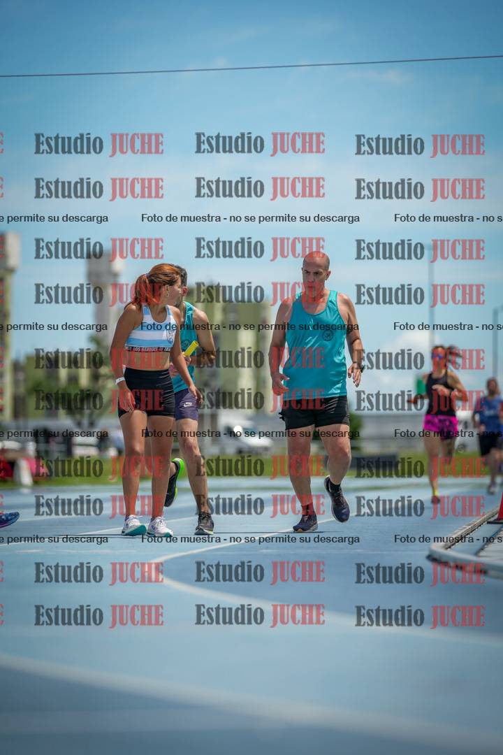Fotos durante el transcurso de los relevos 20' para running teams - serie 1