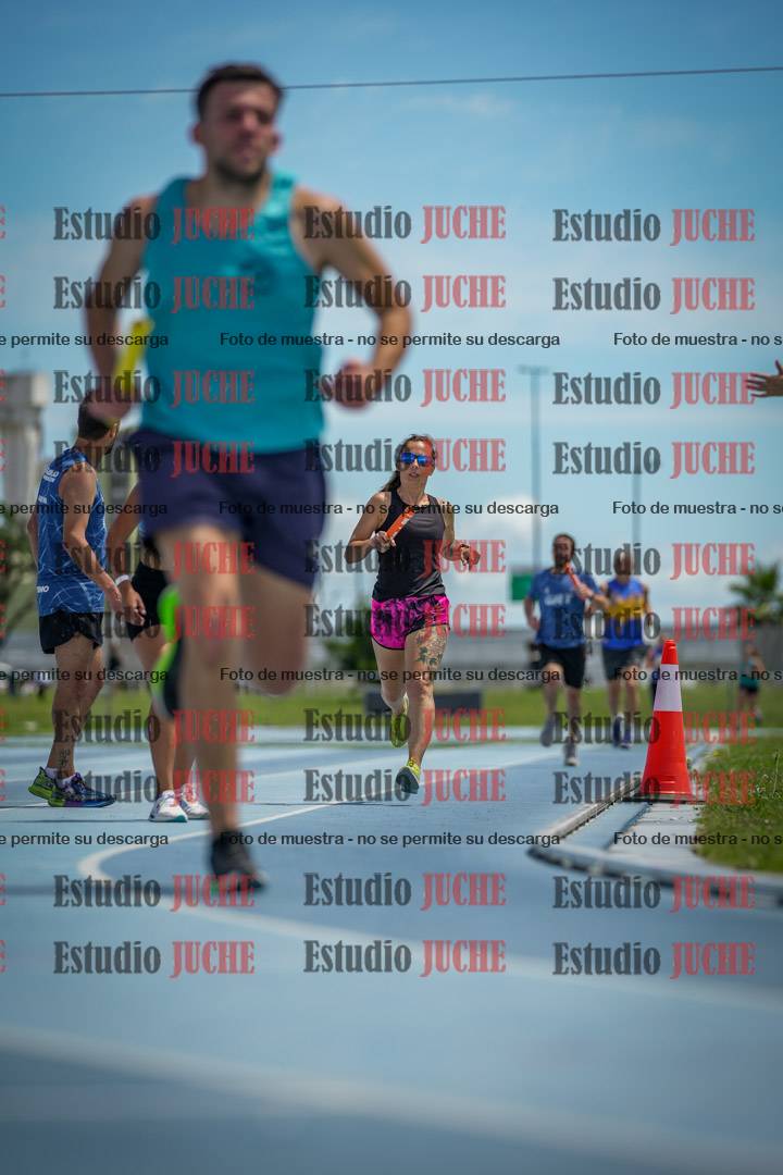 Fotos durante el transcurso de los relevos 20' para running teams - serie 1