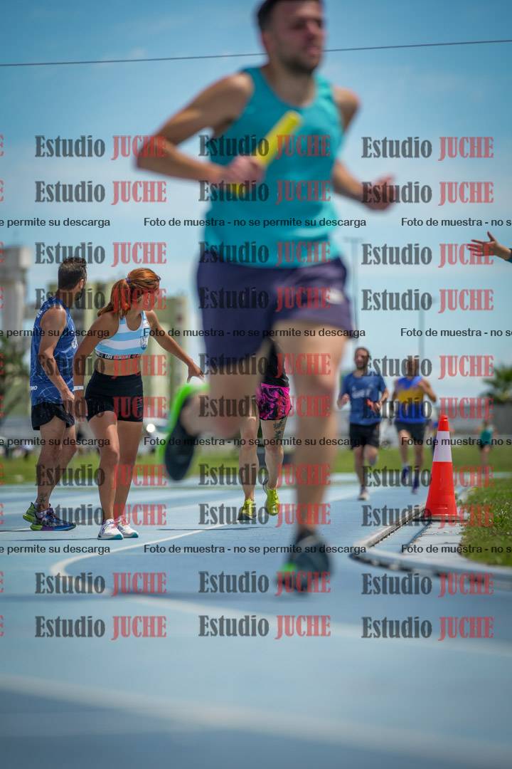 Fotos durante el transcurso de los relevos 20' para running teams - serie 1