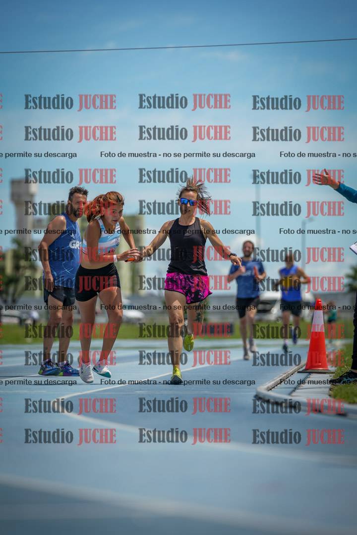 Fotos durante el transcurso de los relevos 20' para running teams - serie 1
