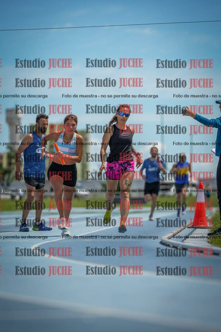 Fotos durante el transcurso de los relevos 20' para running teams - serie 1