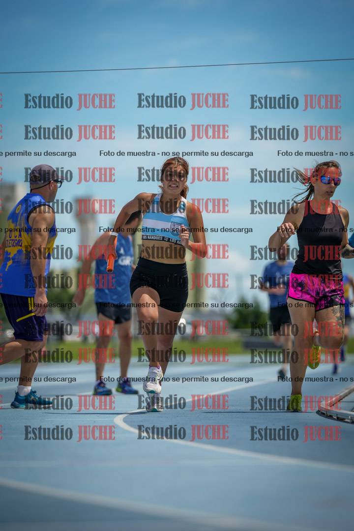 Fotos durante el transcurso de los relevos 20' para running teams - serie 1