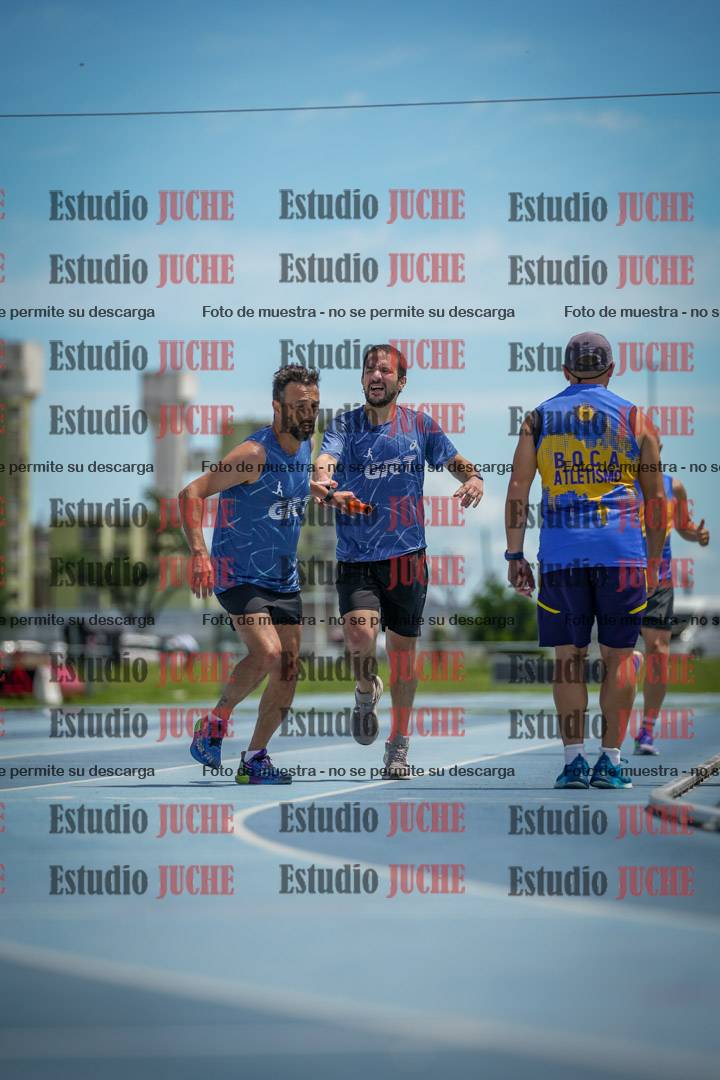Fotos durante el transcurso de los relevos 20' para running teams - serie 1