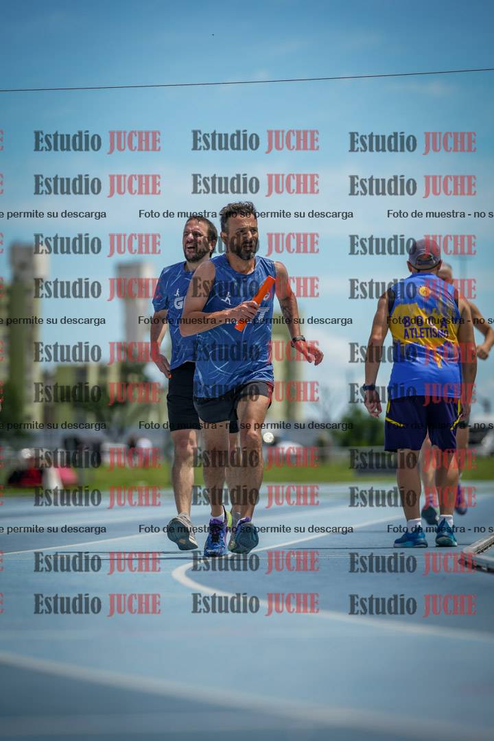 Fotos durante el transcurso de los relevos 20' para running teams - serie 1
