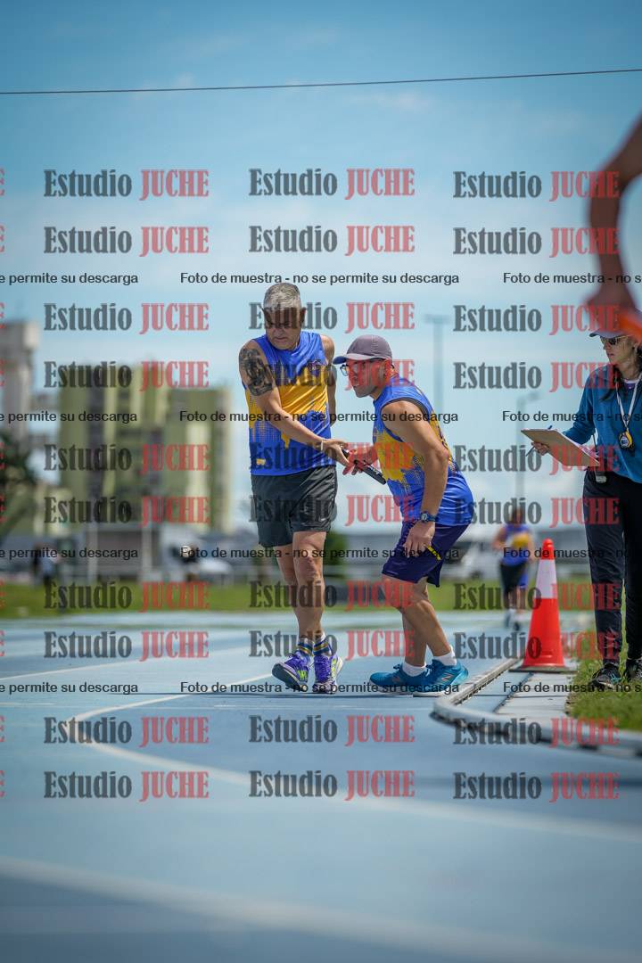 Fotos durante el transcurso de los relevos 20' para running teams - serie 1