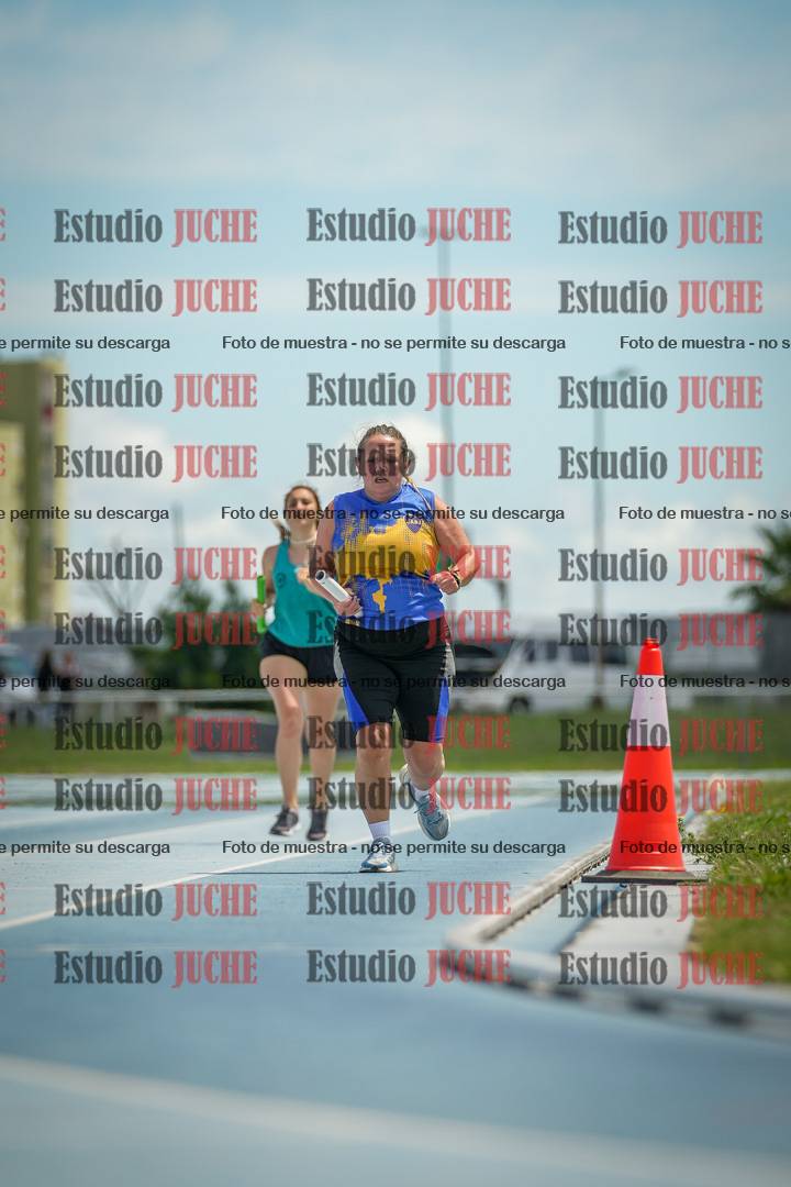 Fotos durante el transcurso de los relevos 20' para running teams - serie 1