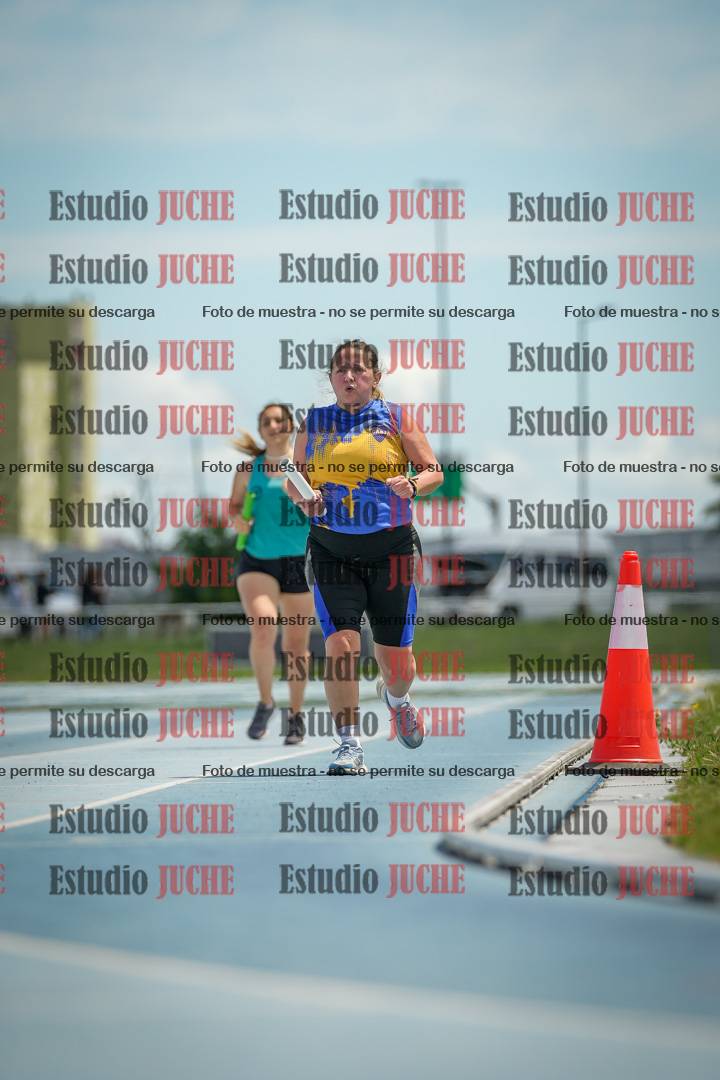 Fotos durante el transcurso de los relevos 20' para running teams - serie 1