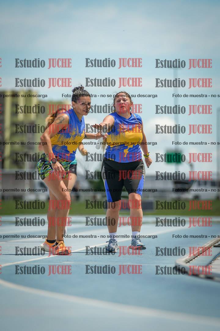 Fotos durante el transcurso de los relevos 20' para running teams - serie 1
