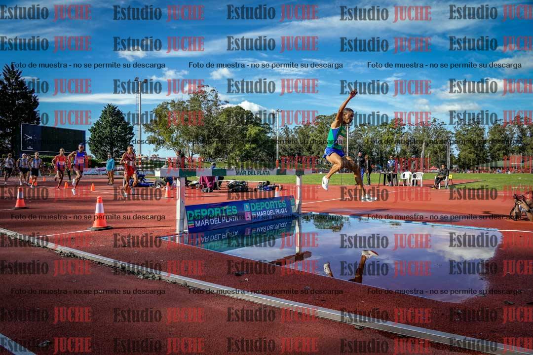 Fotos de los 3000 m con obstáculos de varones