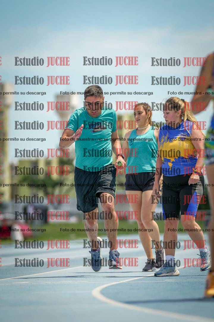Fotos durante el transcurso de los relevos 20' para running teams - serie 1