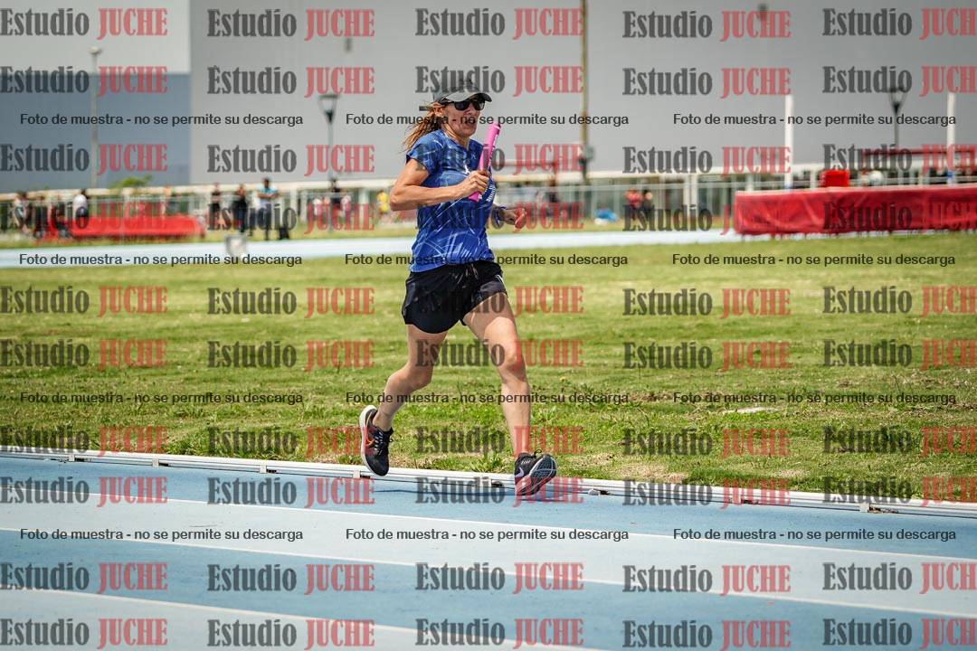 Fotos durante el transcurso de los relevos 20' para running teams - serie 1