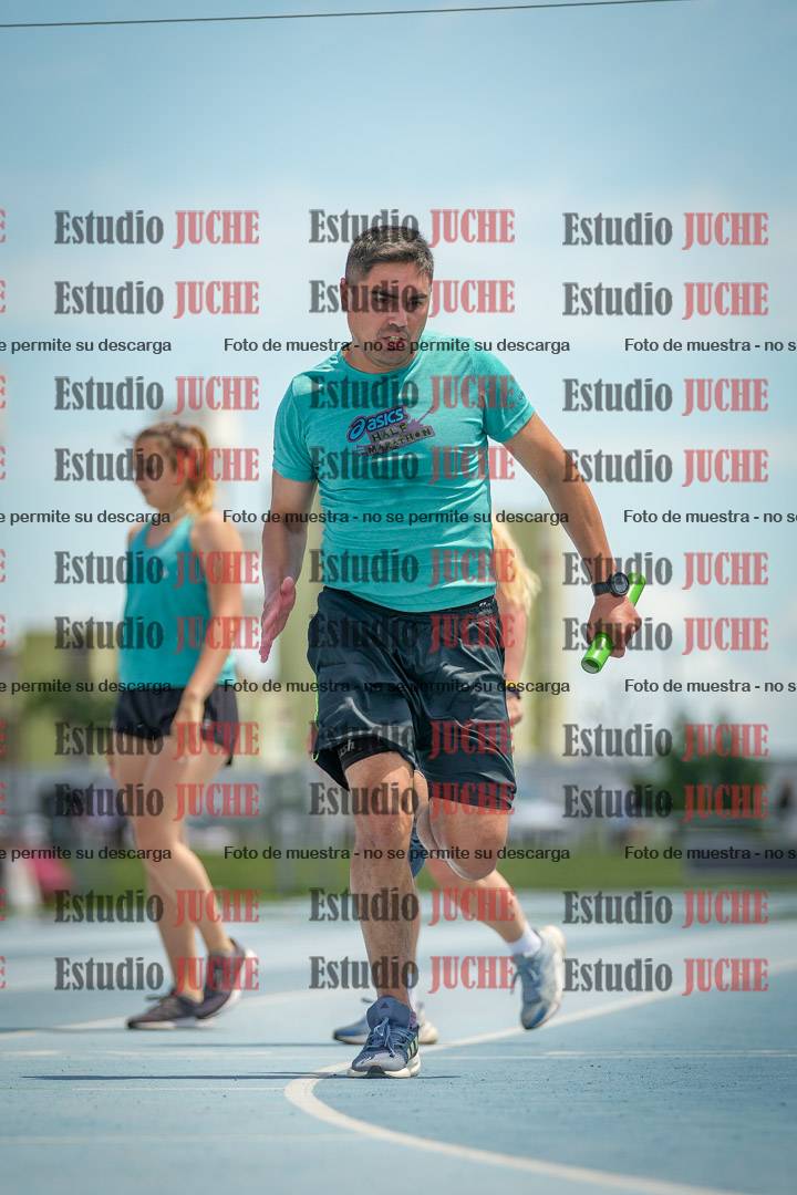 Fotos durante el transcurso de los relevos 20' para running teams - serie 1