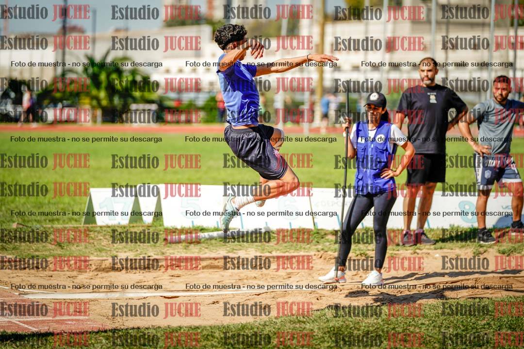 Fotos del salto en largo de varones