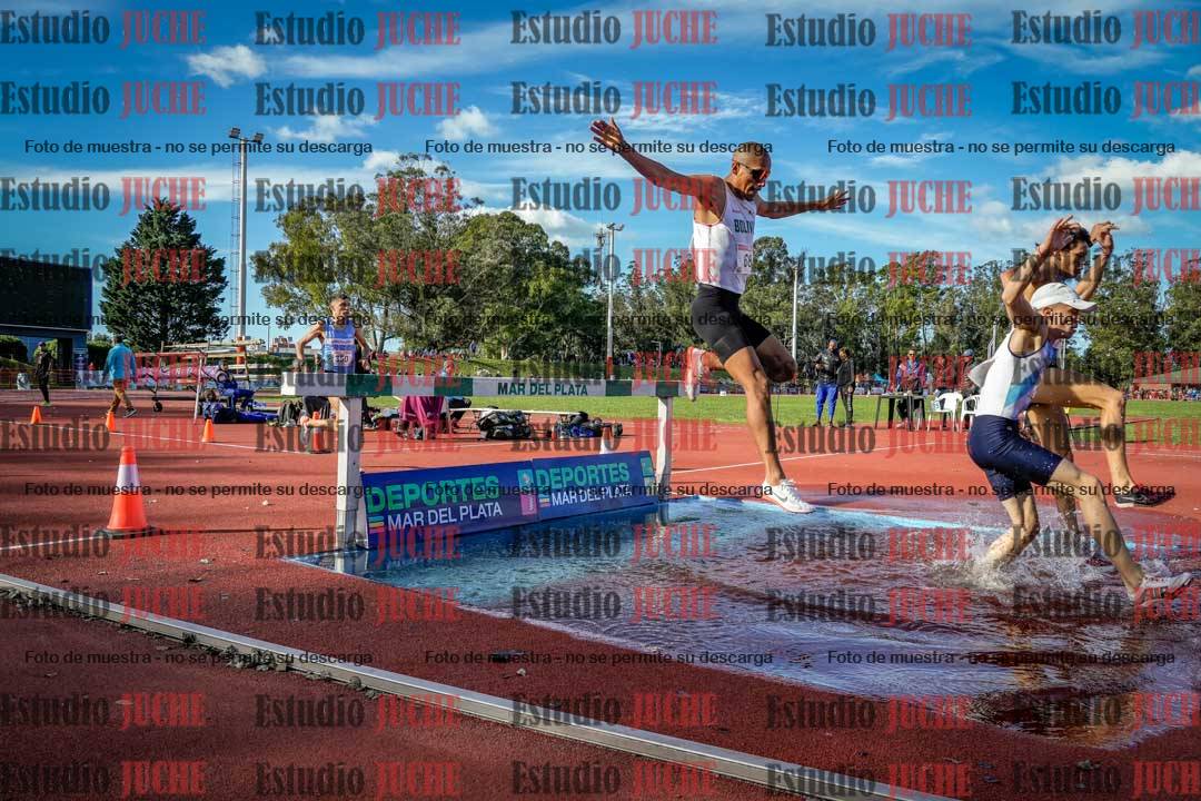 Fotos de los 3000 m con obstáculos de varones