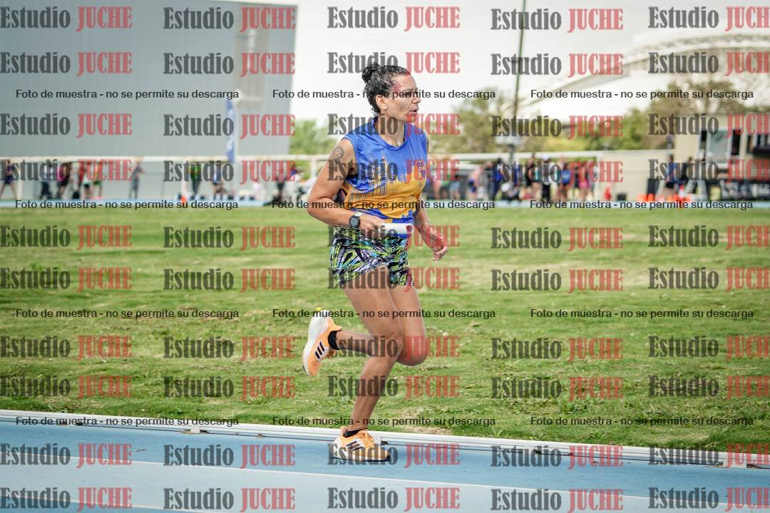 Fotos durante el transcurso de los relevos 20' para running teams - serie 1