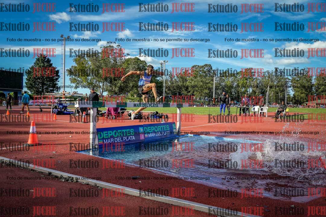 Fotos de los 3000 m con obstáculos de varones