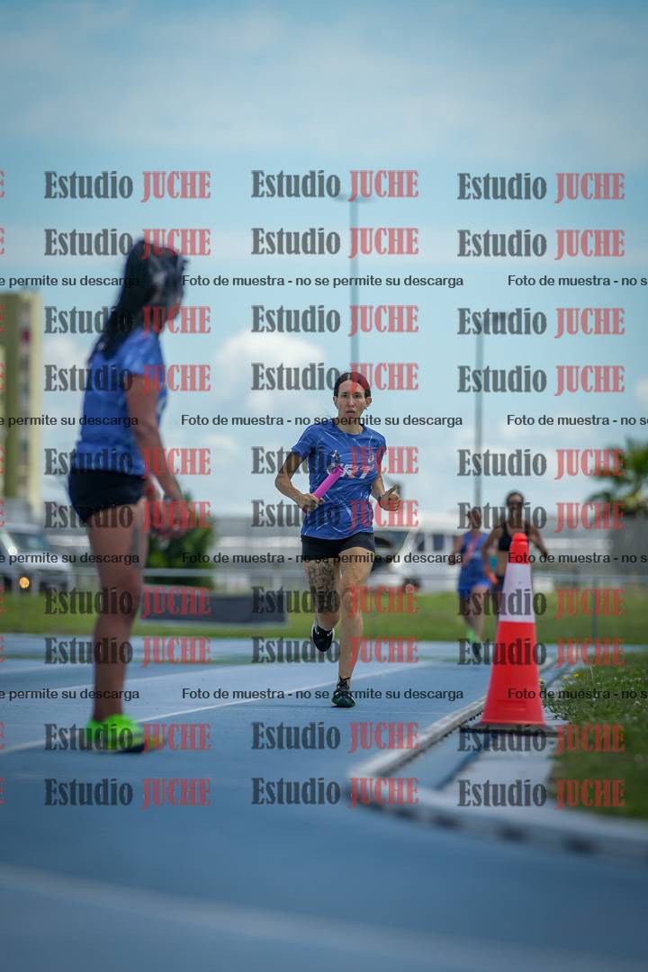 Fotos durante el transcurso de los relevos 20' para running teams - serie 1