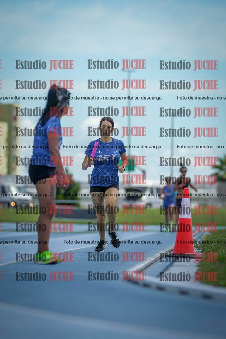 Fotos durante el transcurso de los relevos 20' para running teams - serie 1