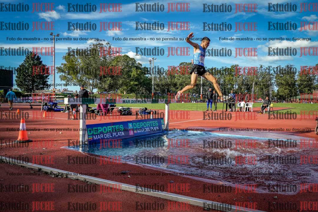 Fotos de los 3000 m con obstáculos de varones