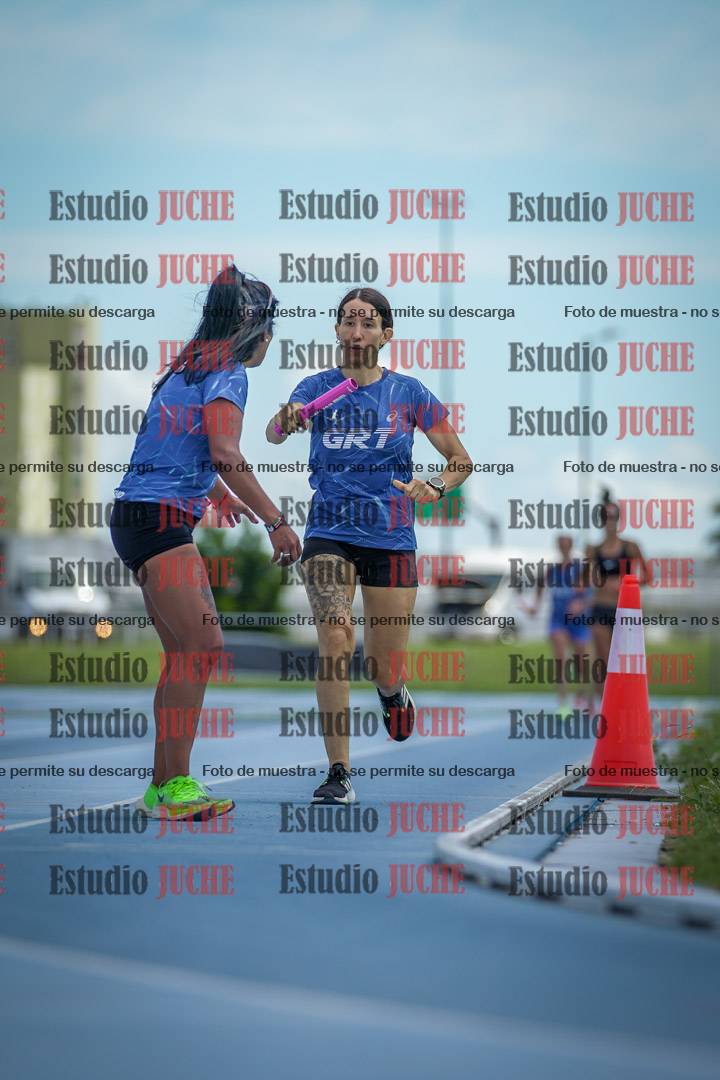 Fotos durante el transcurso de los relevos 20' para running teams - serie 1