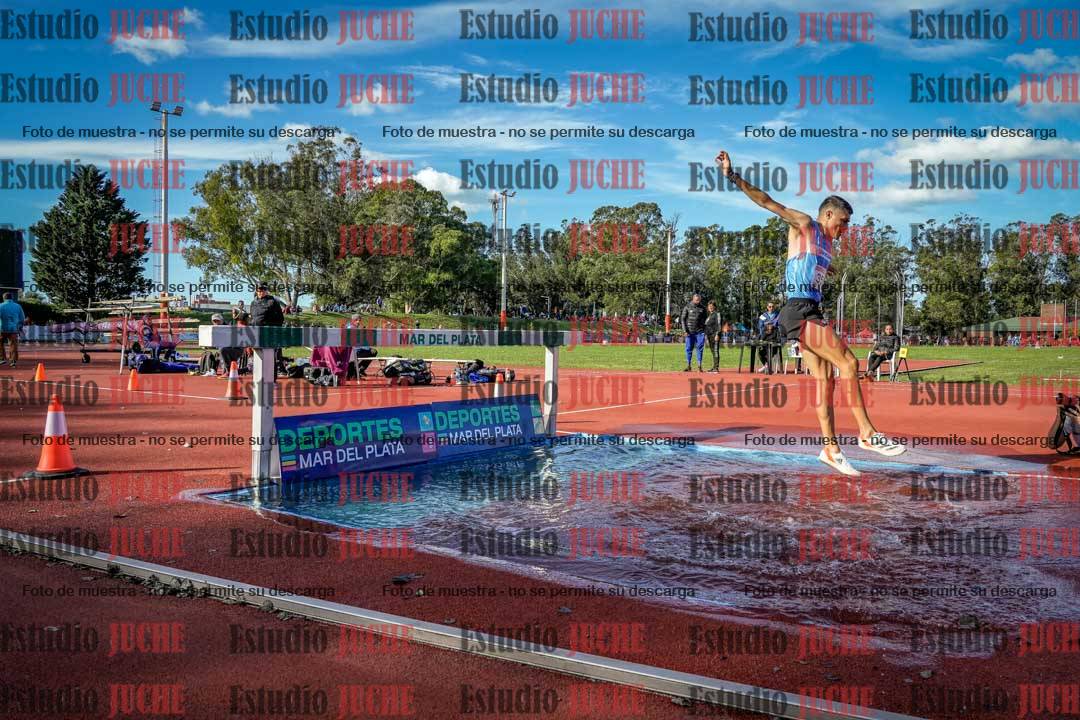Fotos de los 3000 m con obstáculos de varones