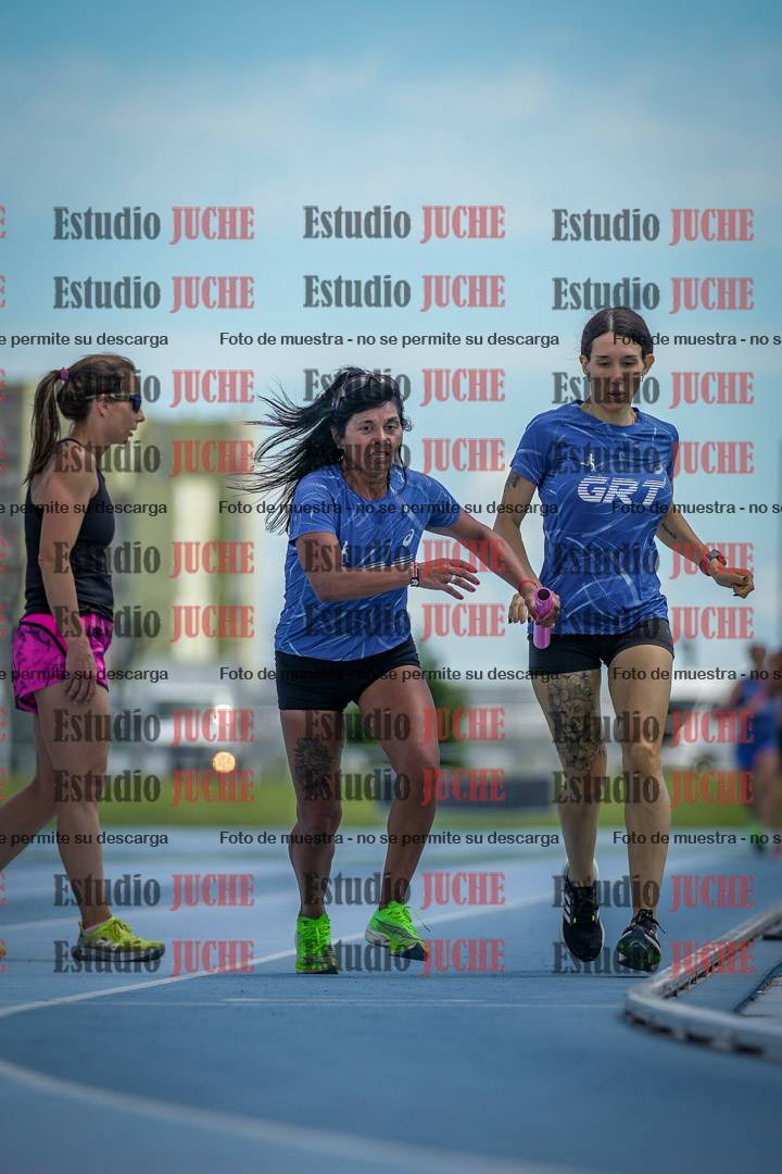 Fotos durante el transcurso de los relevos 20' para running teams - serie 1