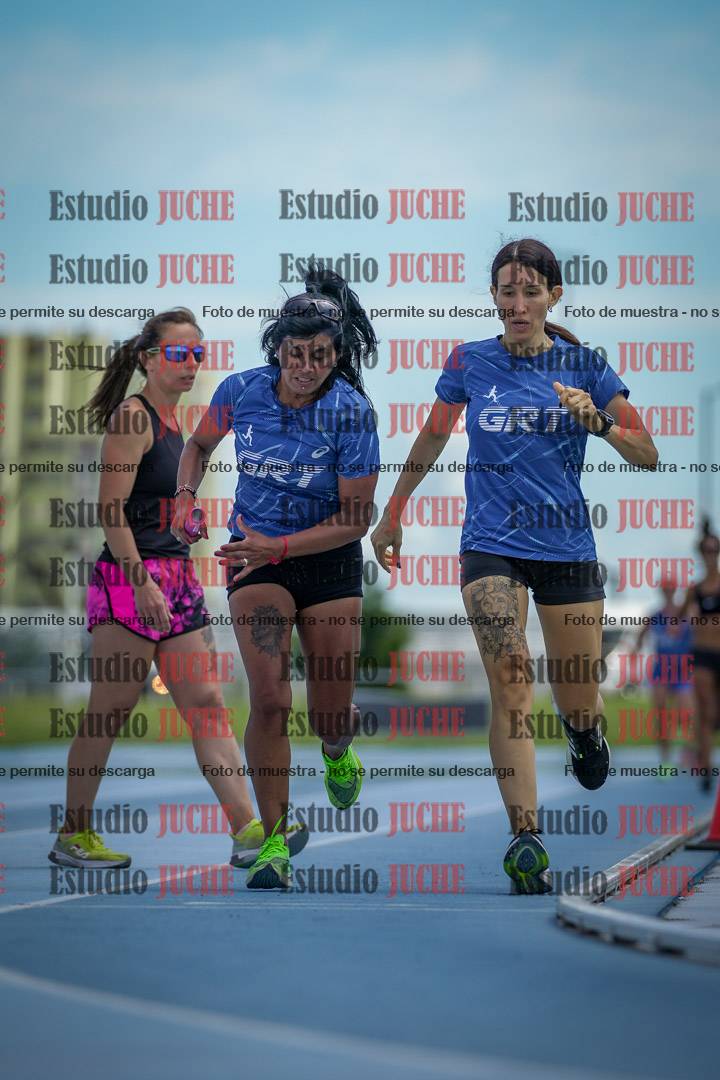 Fotos durante el transcurso de los relevos 20' para running teams - serie 1
