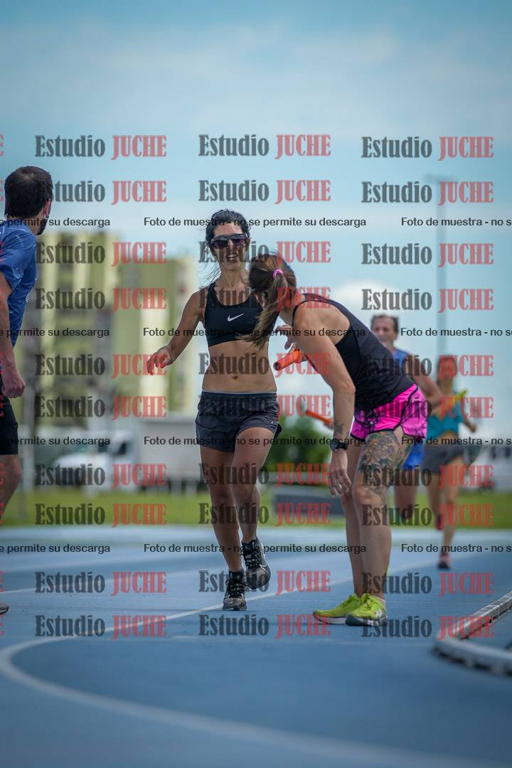 Fotos durante el transcurso de los relevos 20' para running teams - serie 1