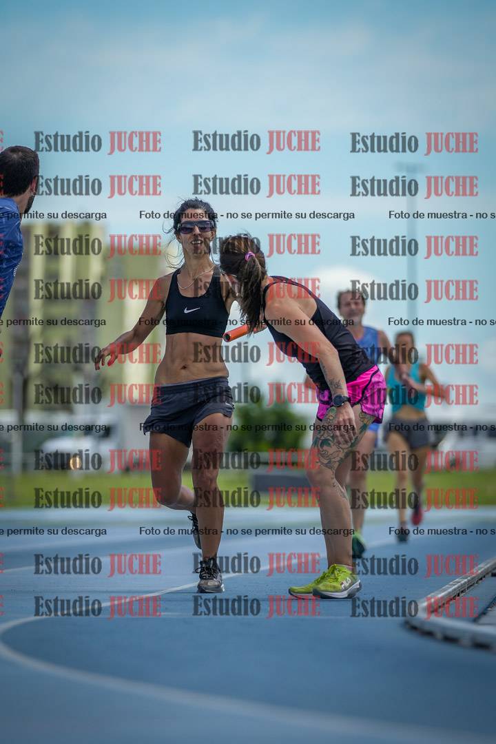 Fotos durante el transcurso de los relevos 20' para running teams - serie 1