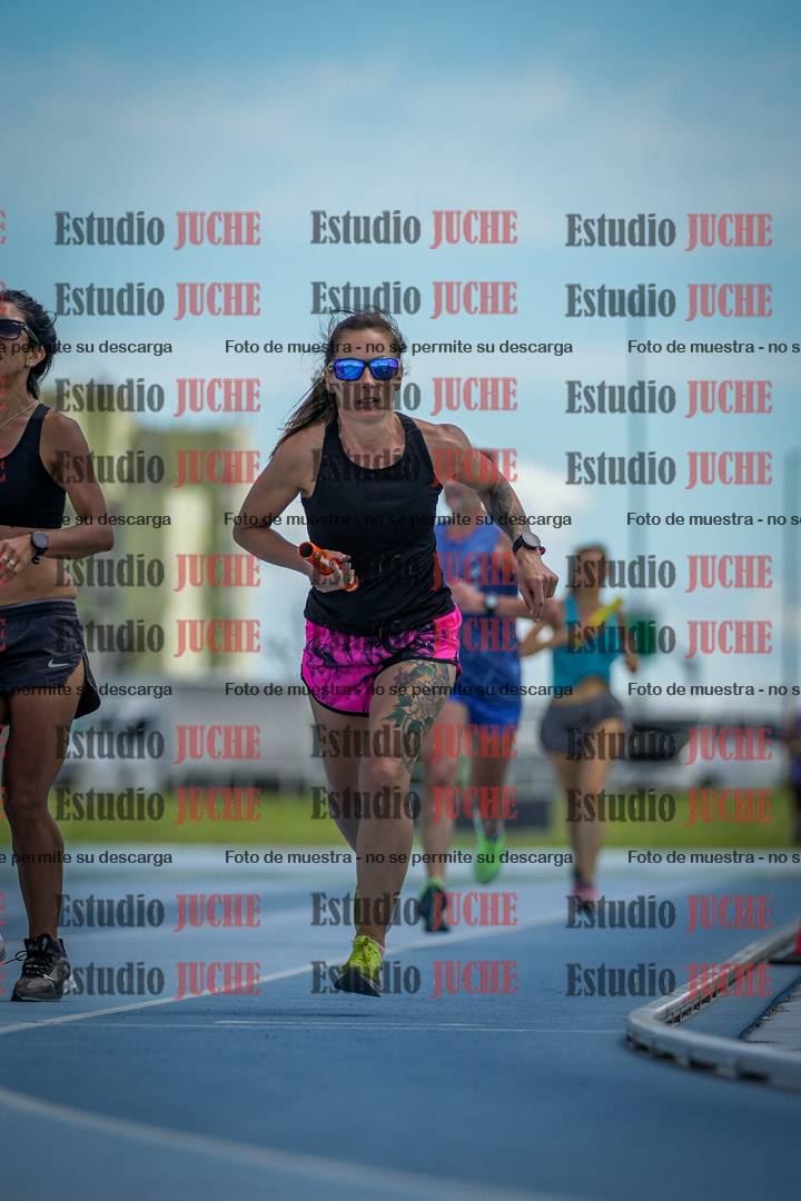 Fotos durante el transcurso de los relevos 20' para running teams - serie 1
