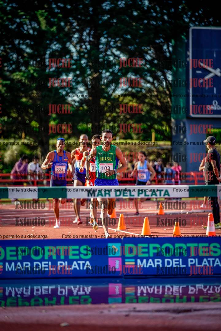 Fotos de los 3000 m con obstáculos de varones