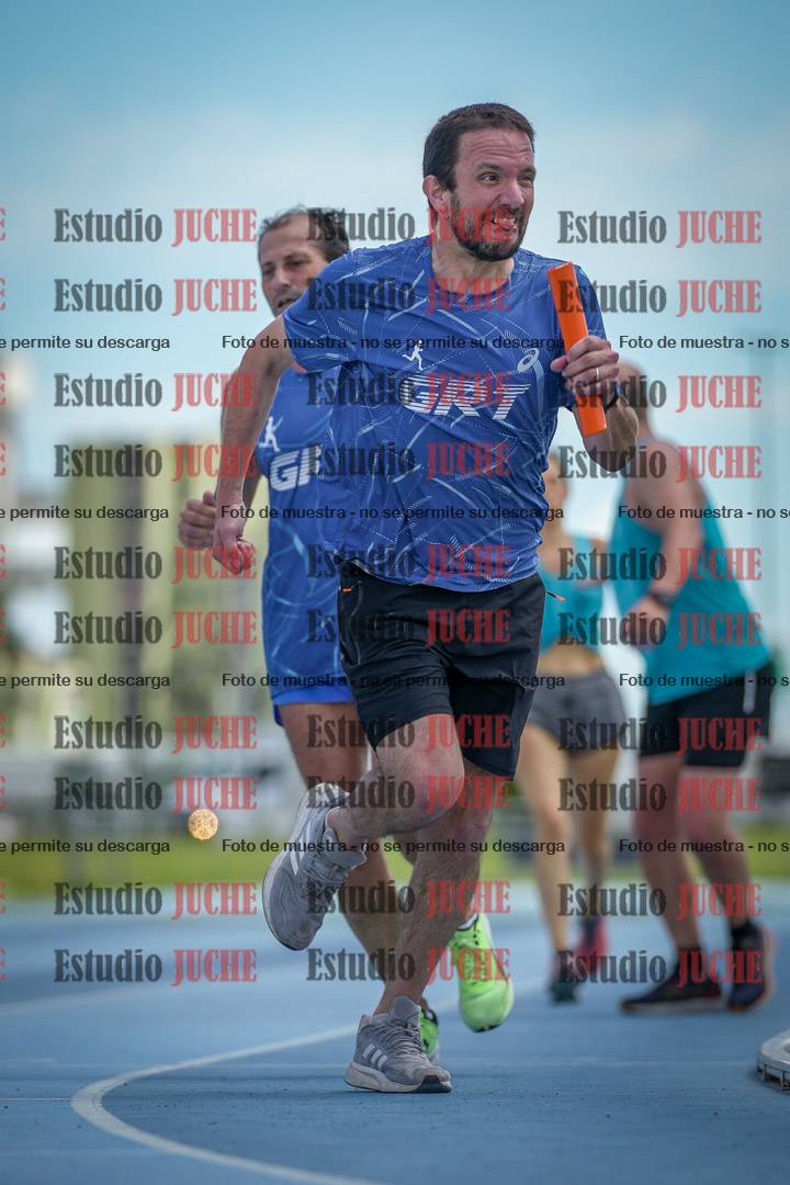 Fotos durante el transcurso de los relevos 20' para running teams - serie 1