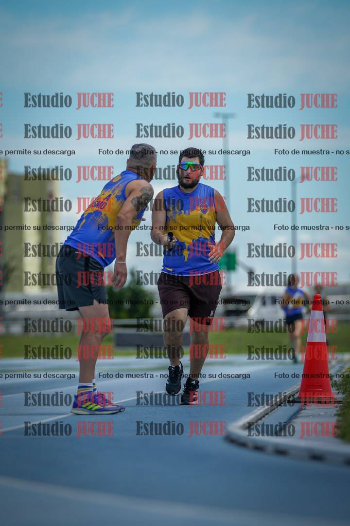 Fotos durante el transcurso de los relevos 20' para running teams - serie 1