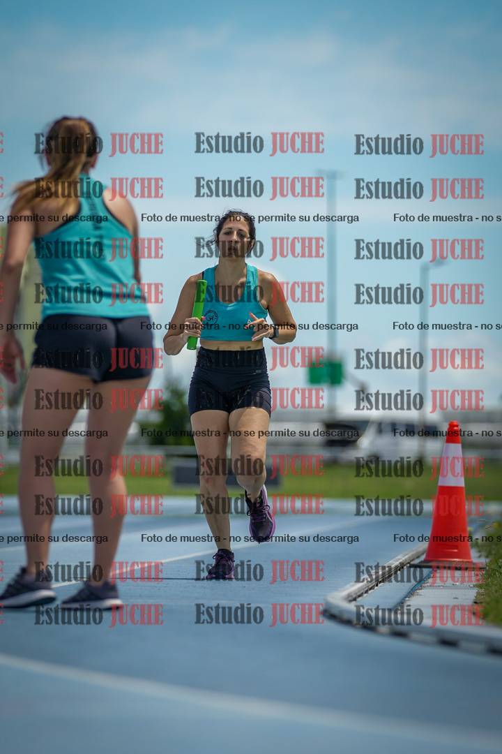 Fotos durante el transcurso de los relevos 20' para running teams - serie 1