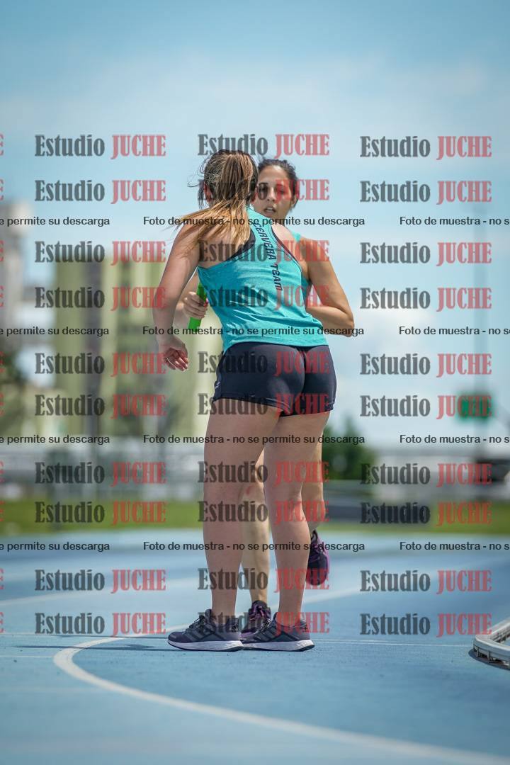 Fotos durante el transcurso de los relevos 20' para running teams - serie 1