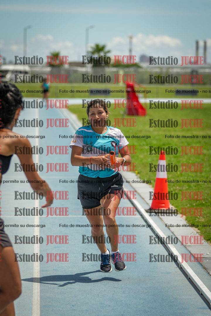 Fotos durante el transcurso de los relevos 20' para running teams - serie 1
