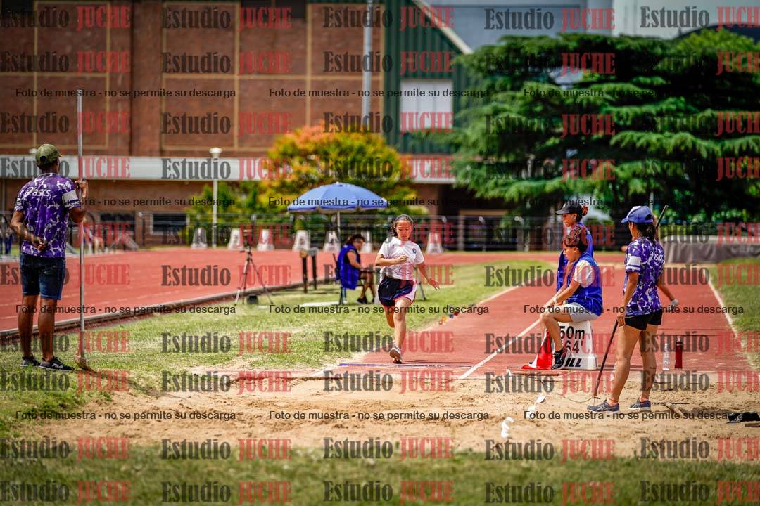 Fotos del salto en largo de mujeres