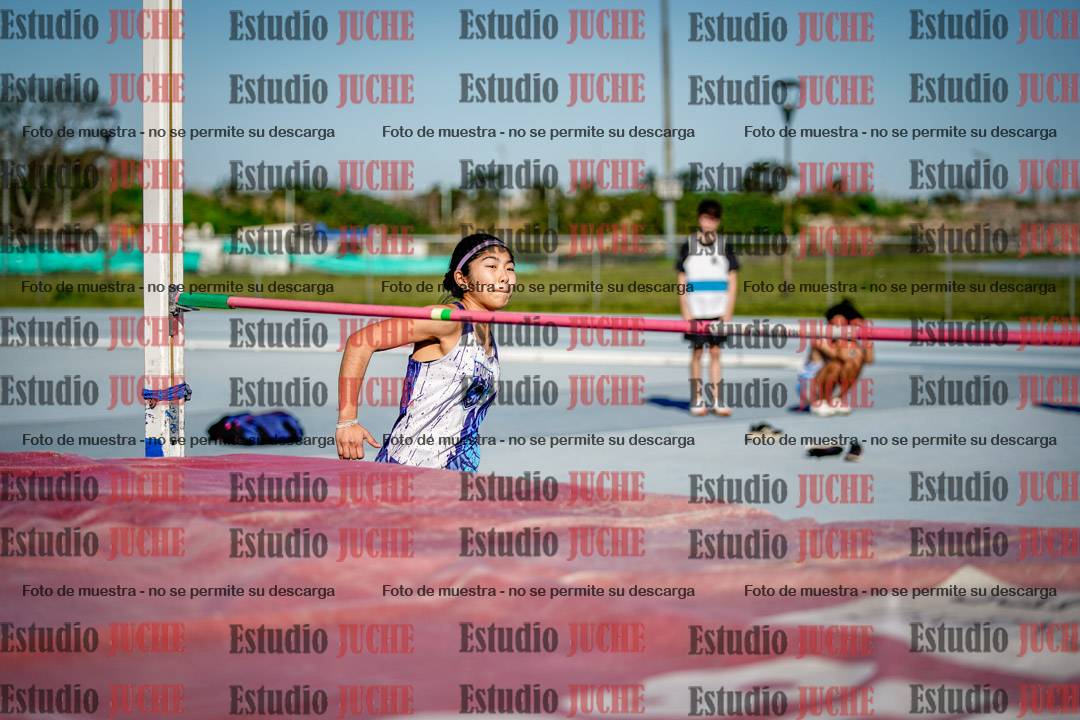 Fotos del salto en alto de mujeres y varones - U15