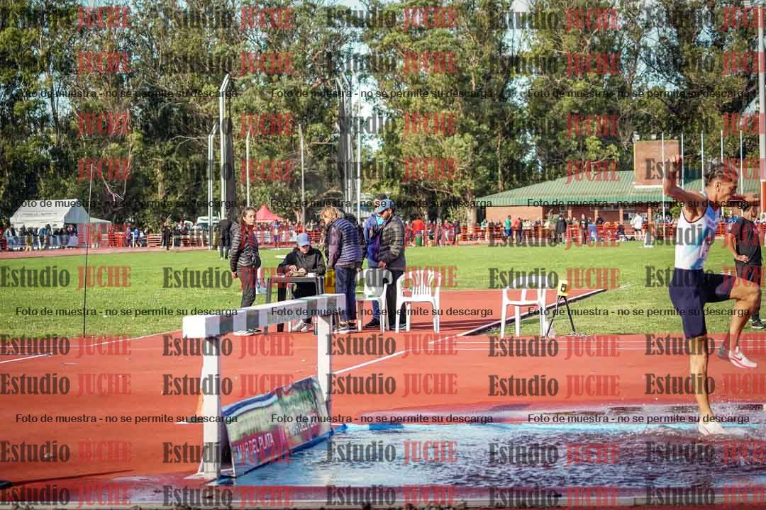 Fotos de los 3000 m con obstáculos de varones