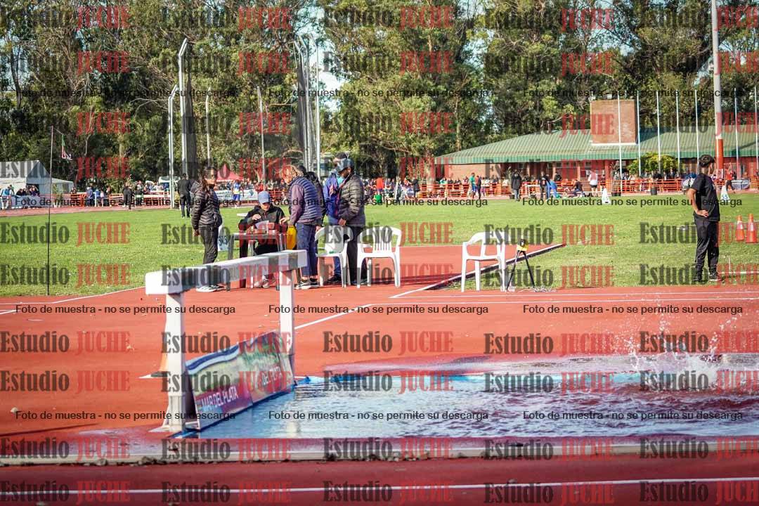 Fotos de los 3000 m con obstáculos de varones