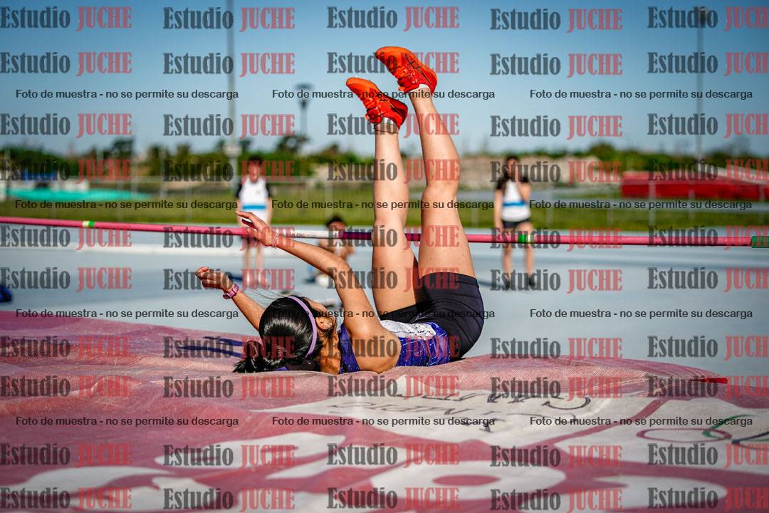 Fotos del salto en alto de mujeres y varones - U15