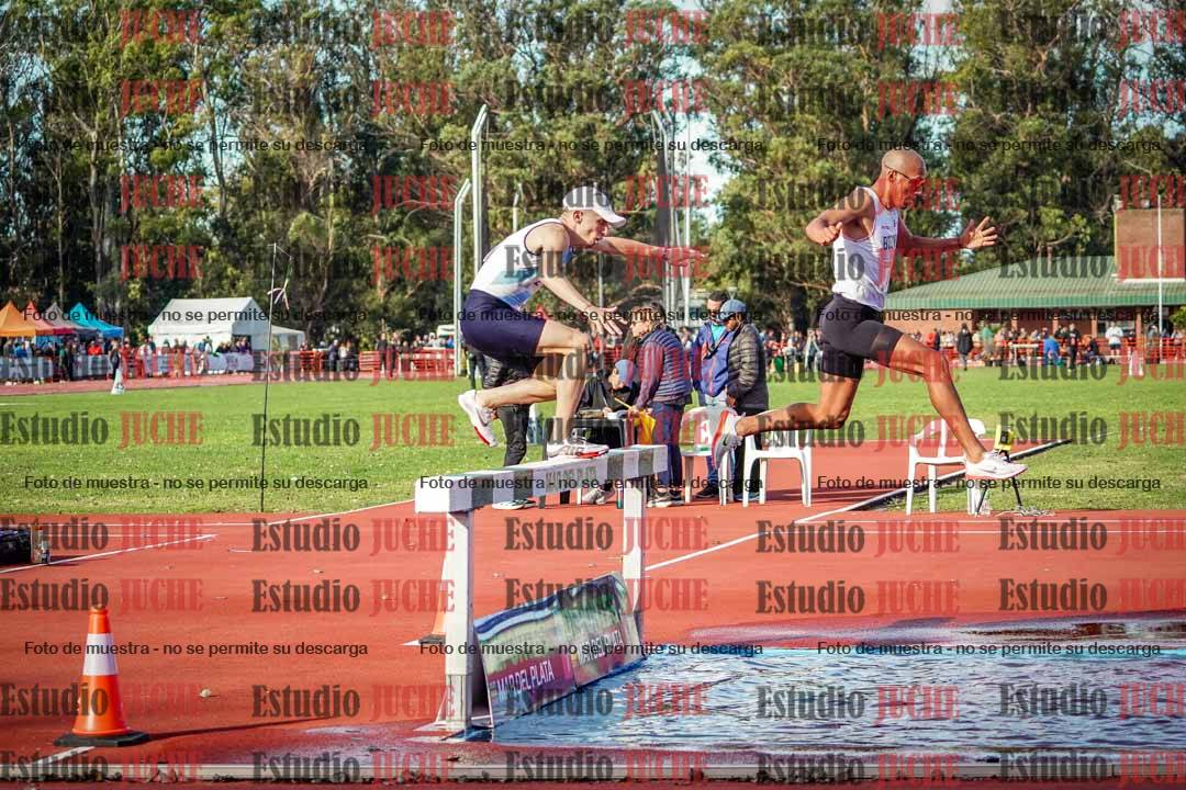 Fotos de los 3000 m con obstáculos de varones