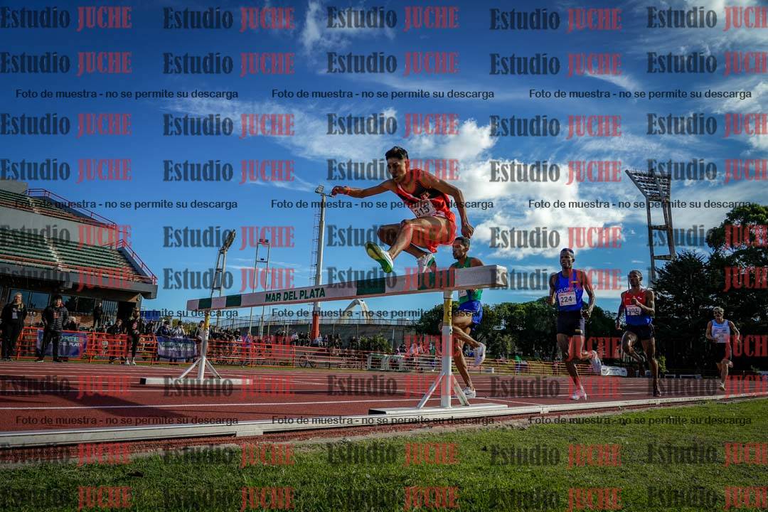 Fotos de los 3000 m con obstáculos de varones
