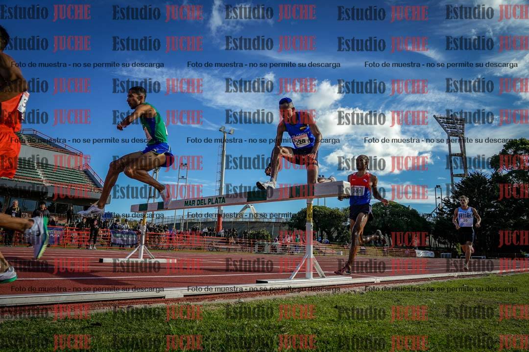 Fotos de los 3000 m con obstáculos de varones