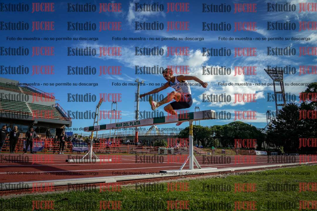 Fotos de los 3000 m con obstáculos de varones