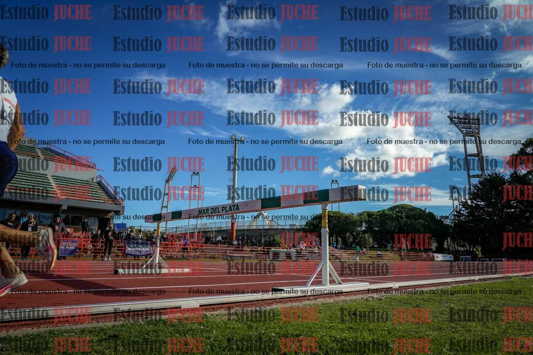 Fotos de los 3000 m con obstáculos de varones